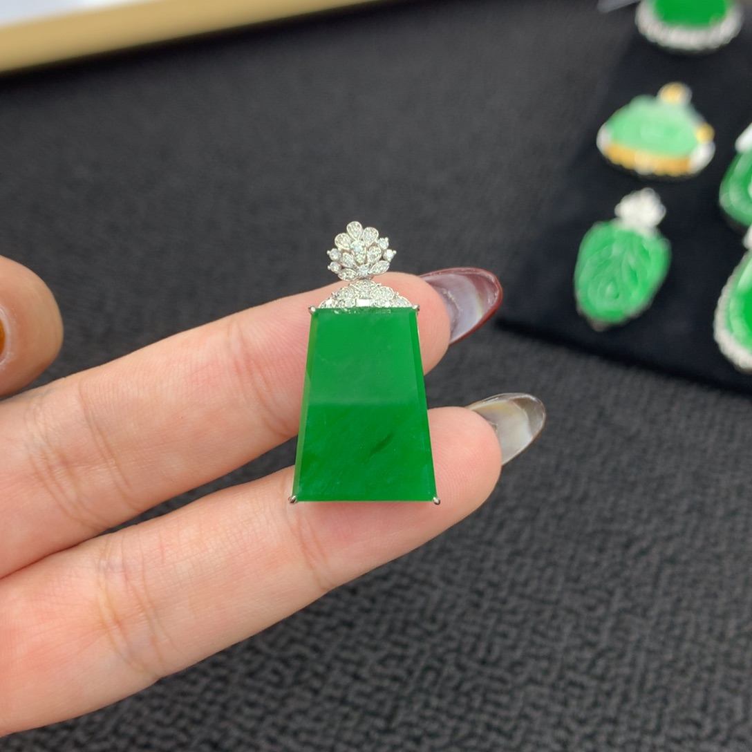 颈饰18K金镶嵌翡翠无事牌