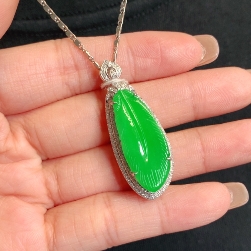 【闪购商品】颈饰18K金镶嵌翡翠羽毛