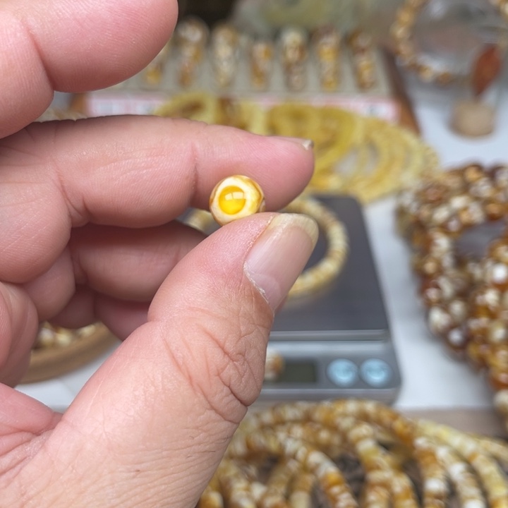 欭***惗琥珀未镶嵌裸石60号