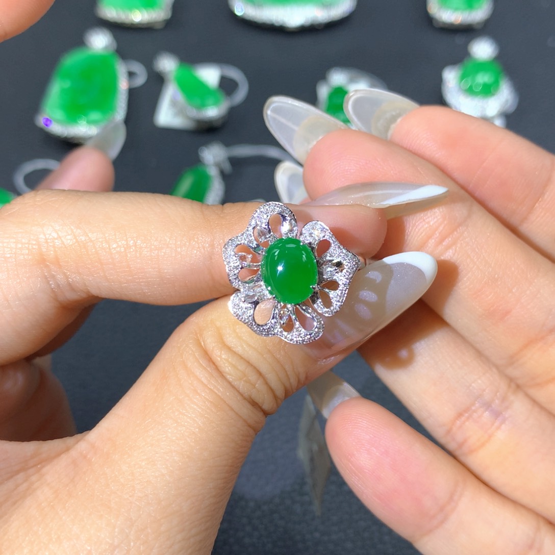 翡翠戒指18K金镶嵌翡翠