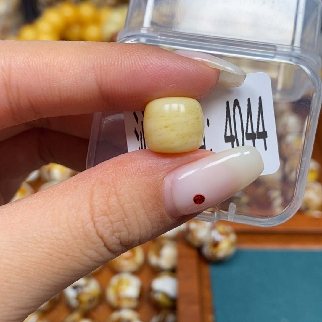 蜜蜡未镶嵌珠宝奇石沁色圆珠老型4044