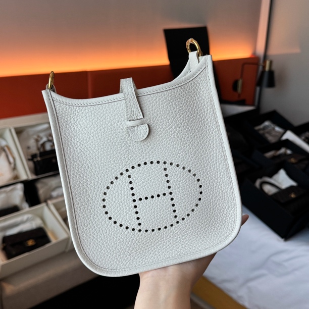 未使用 Hermes/爱马仕 元旦盛典奶灰白金扣 evelyne mini K刻单肩