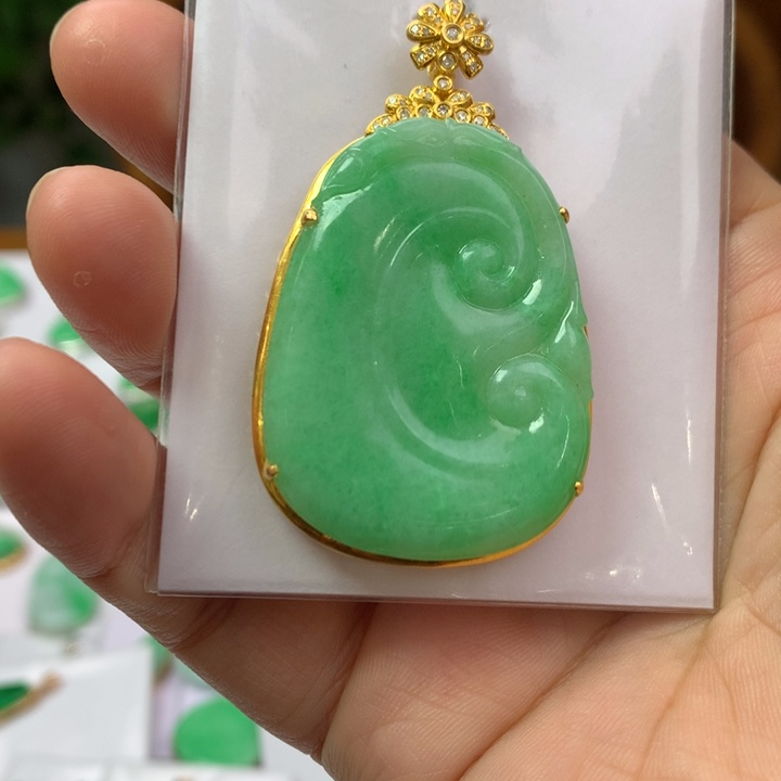 翡翠颈饰18K金镶嵌翡翠吊坠