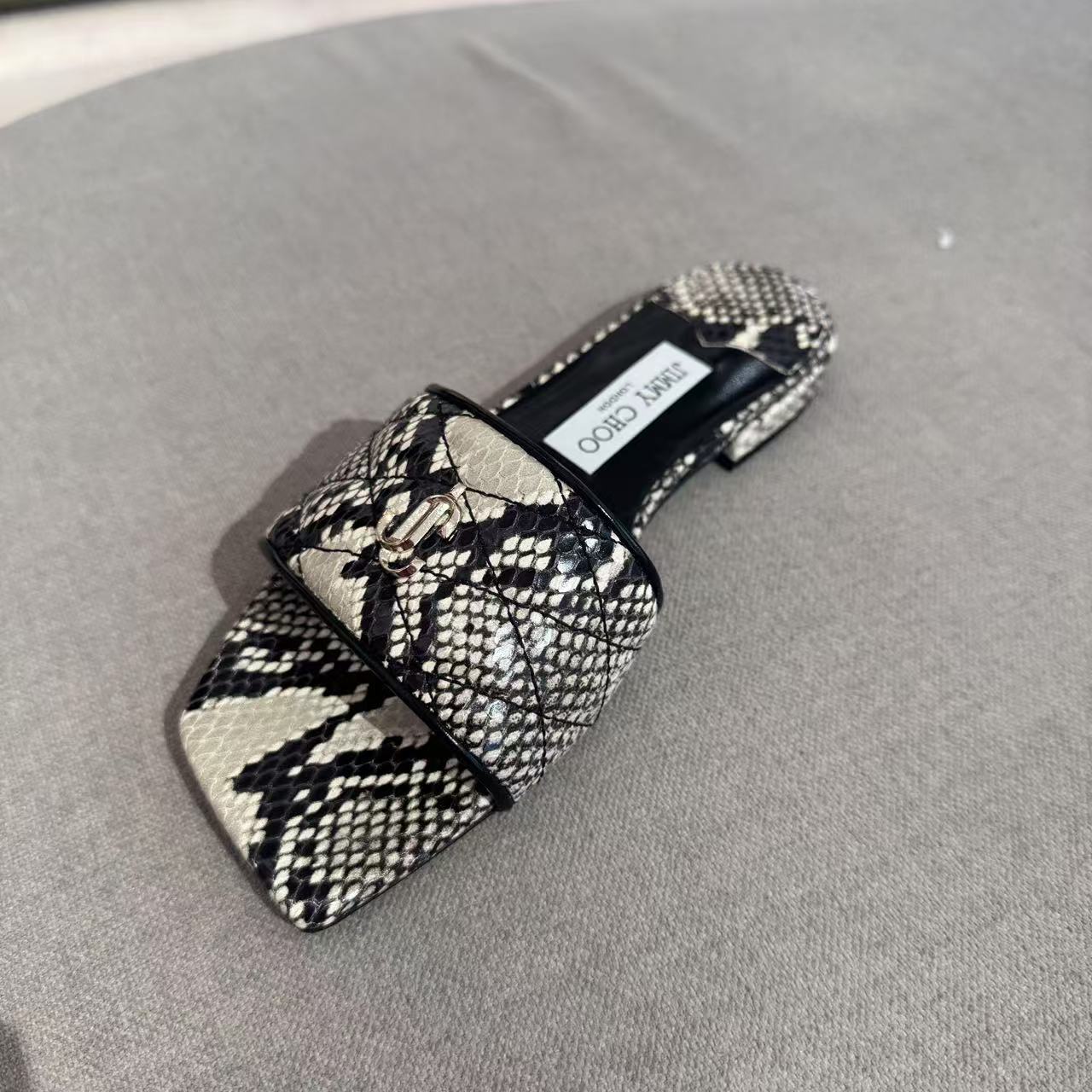 全新未使用 JIMMY CHOO/吉米周 蛇纹平地凉拖