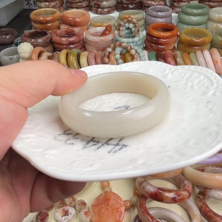 石英质玉手镯未镶嵌