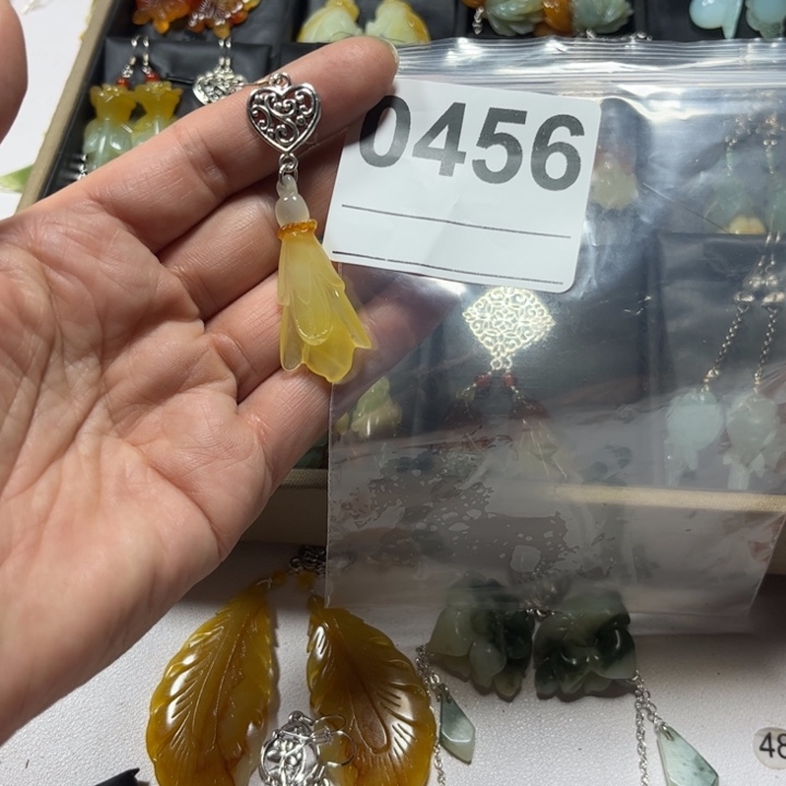 道***然蛇纹石玉未镶嵌耳饰