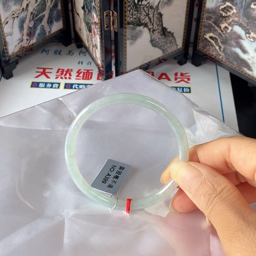 翡翠未镶嵌手镯（圆镯）51.6