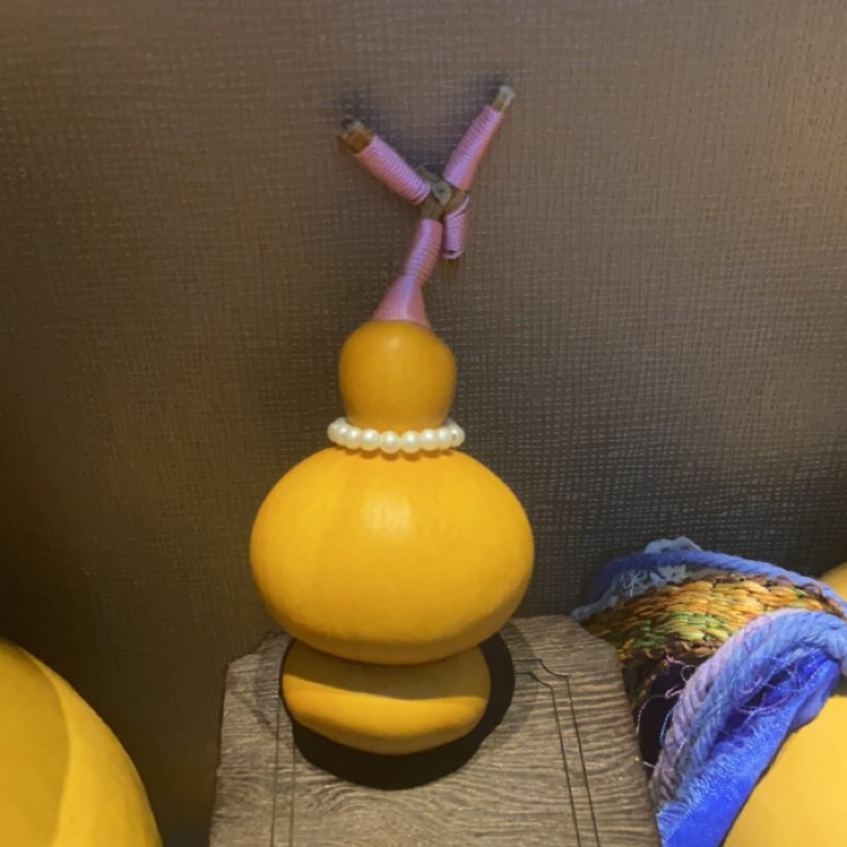 带珍珠项链的小倒福钱袋奶黄皮葫芦