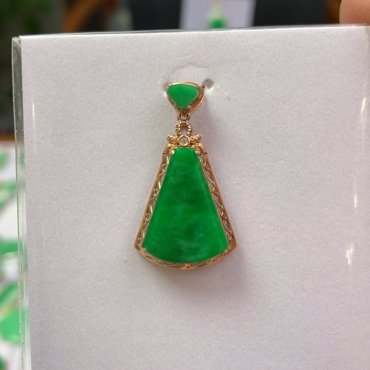 翡翠颈饰18K金镶嵌翡翠