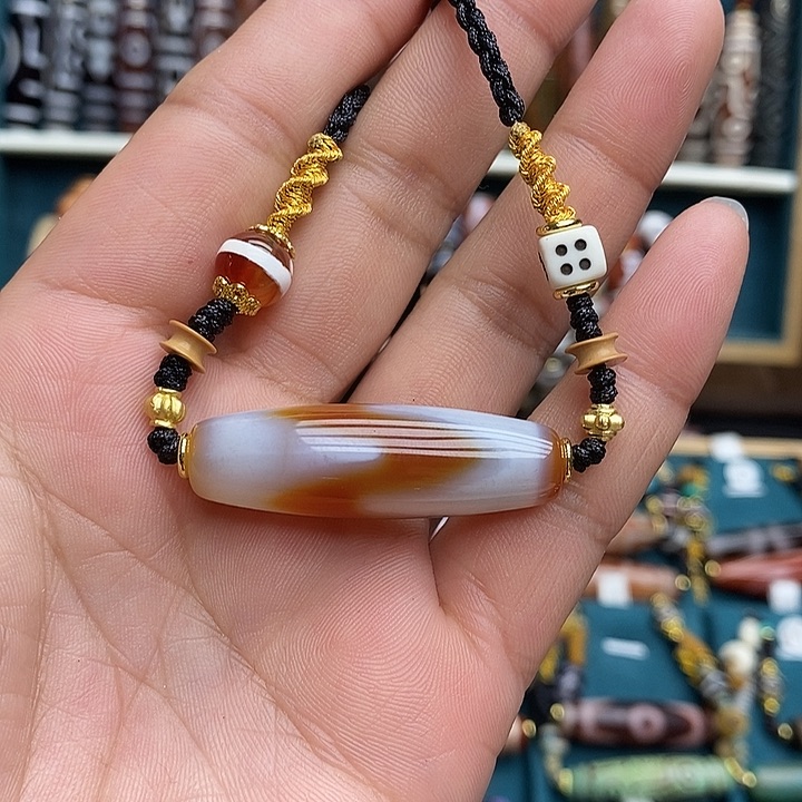 玛瑙玉髓挂件合金