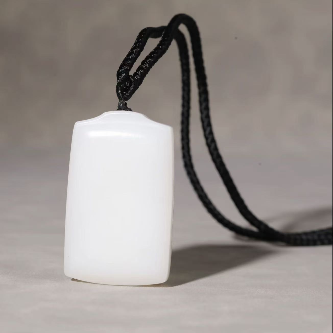 新疆和田玉无事牌吊坠