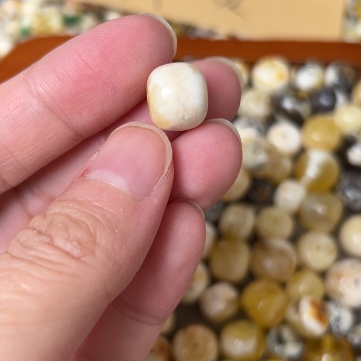 蜜蜡未镶嵌裸石11.5mm有沙窝