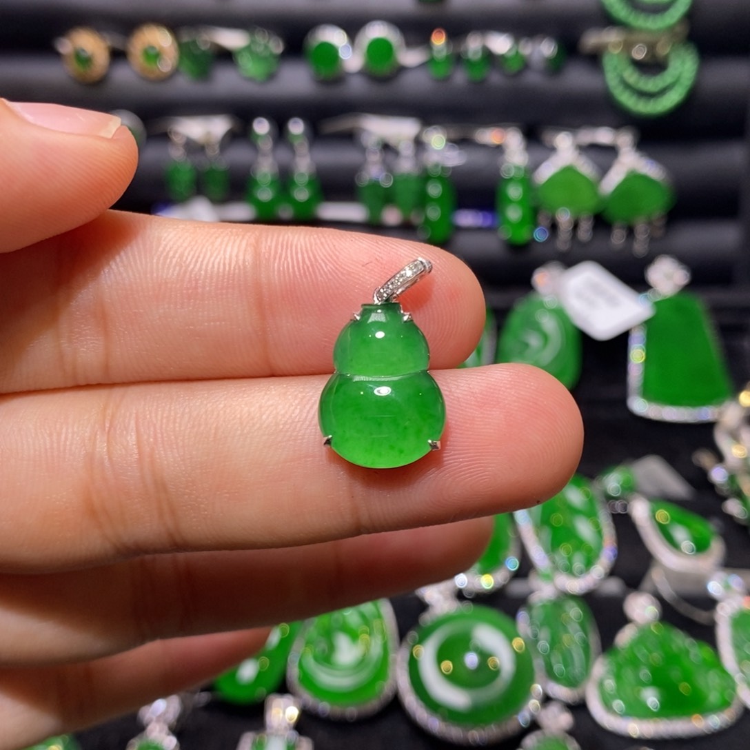 颈饰18K金镶嵌翡翠天然翡翠