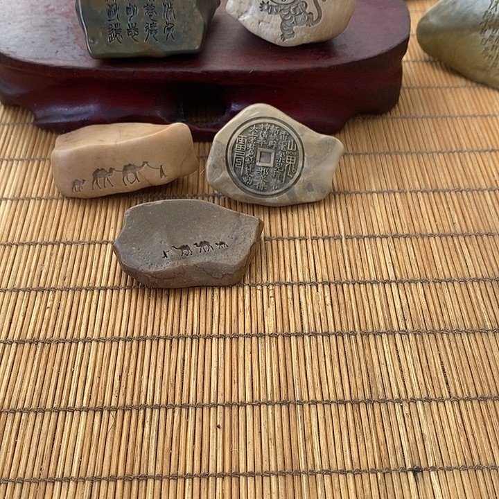 莫***咪原石雕刻工艺品手把摆件