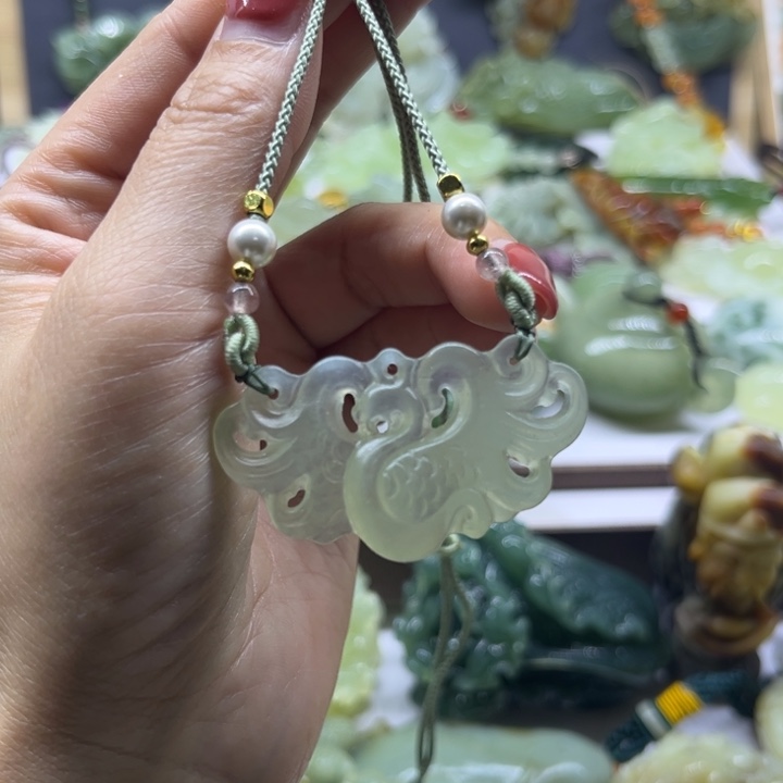 蛇纹石玉未镶嵌颈饰