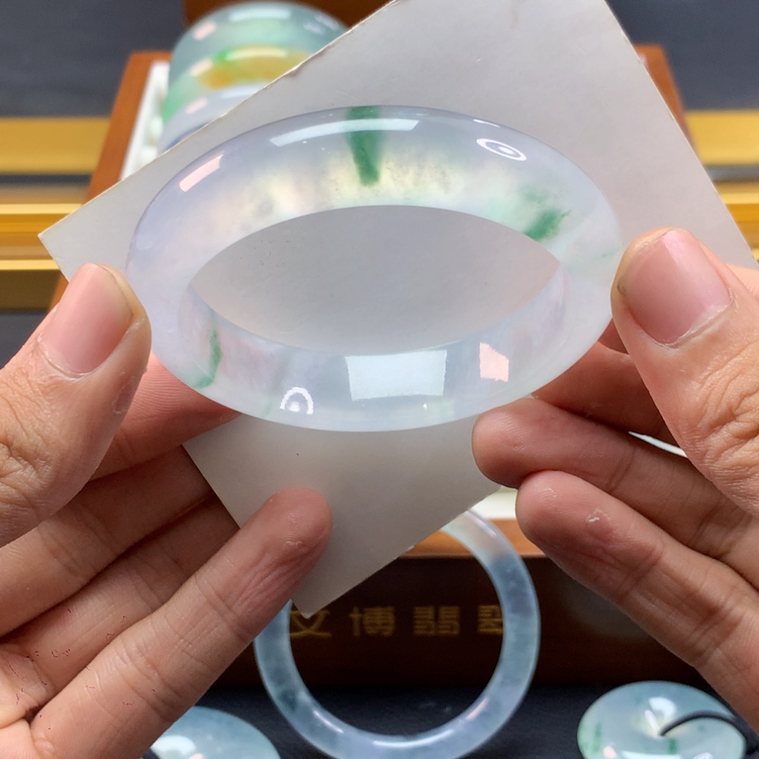翡翠手镯未镶嵌正圈