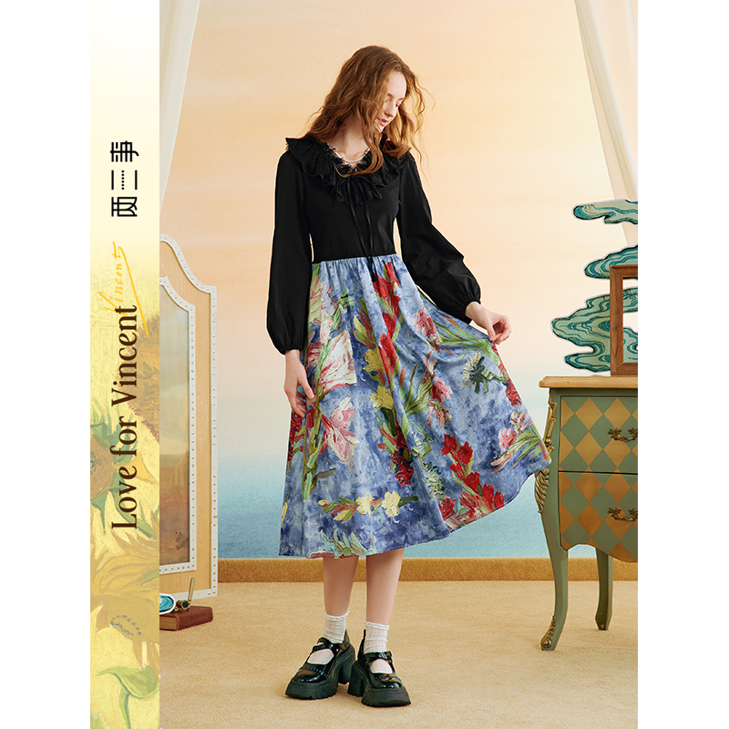 两三事梵高文艺花海浮游2025秋季新款印花裙摆蕾丝拼接v领连衣裙