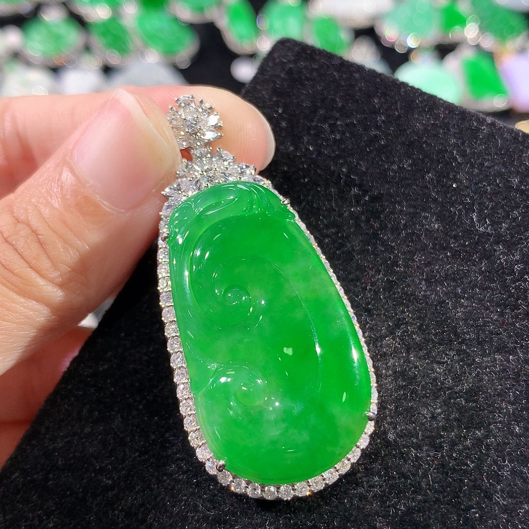 翡翠18K金镶嵌颈饰