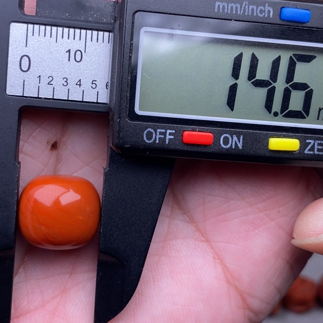 南红玛瑙配饰未镶嵌时**言微瑕黑纹白纹