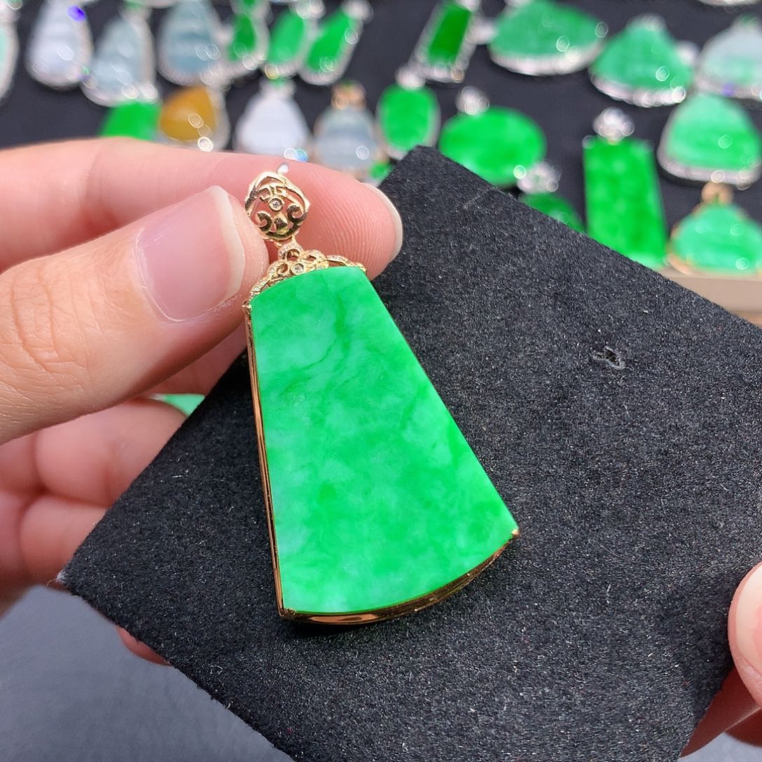 翡翠18K金镶嵌颈饰