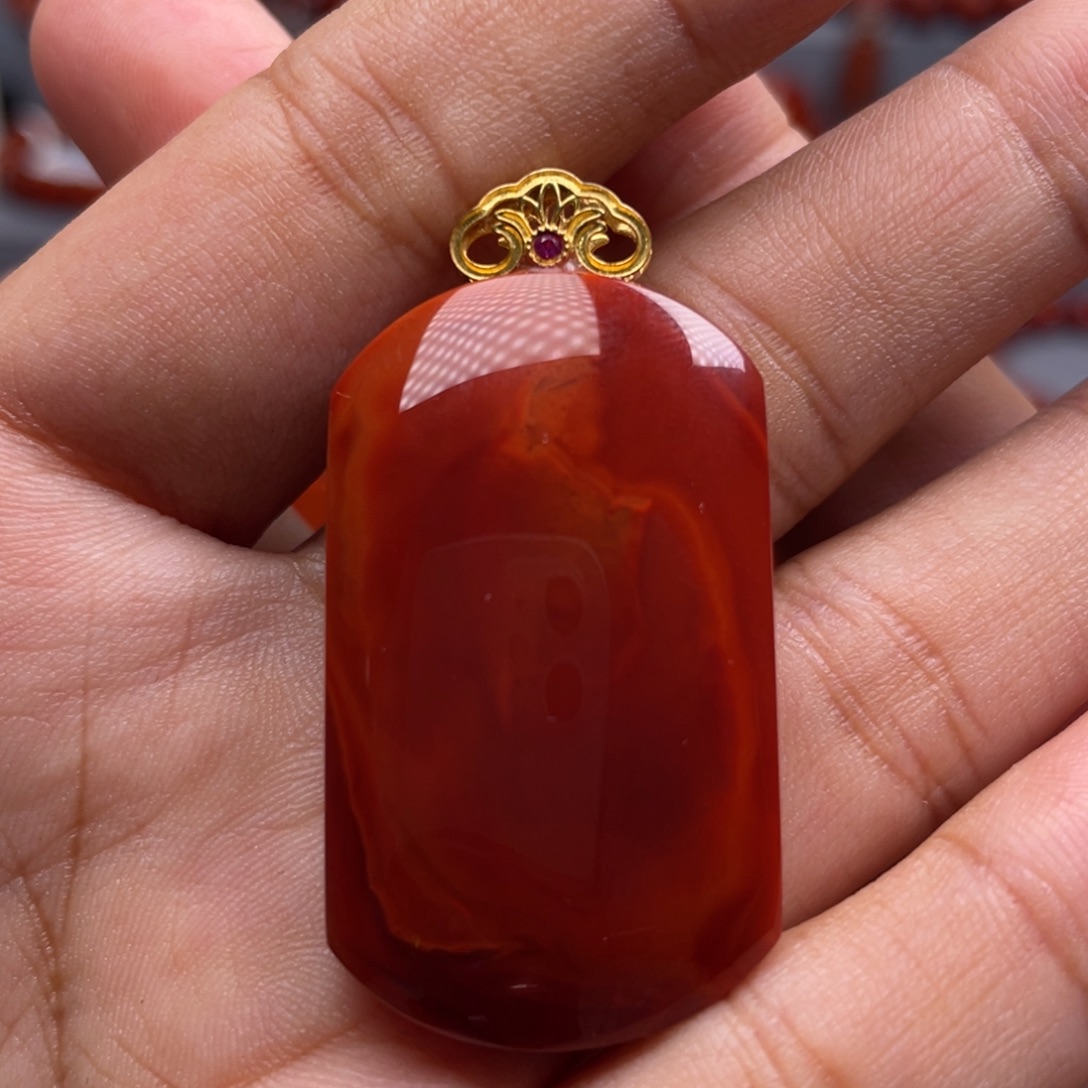 南红玛瑙18K金镶嵌珠宝奇石无事牌吊坠