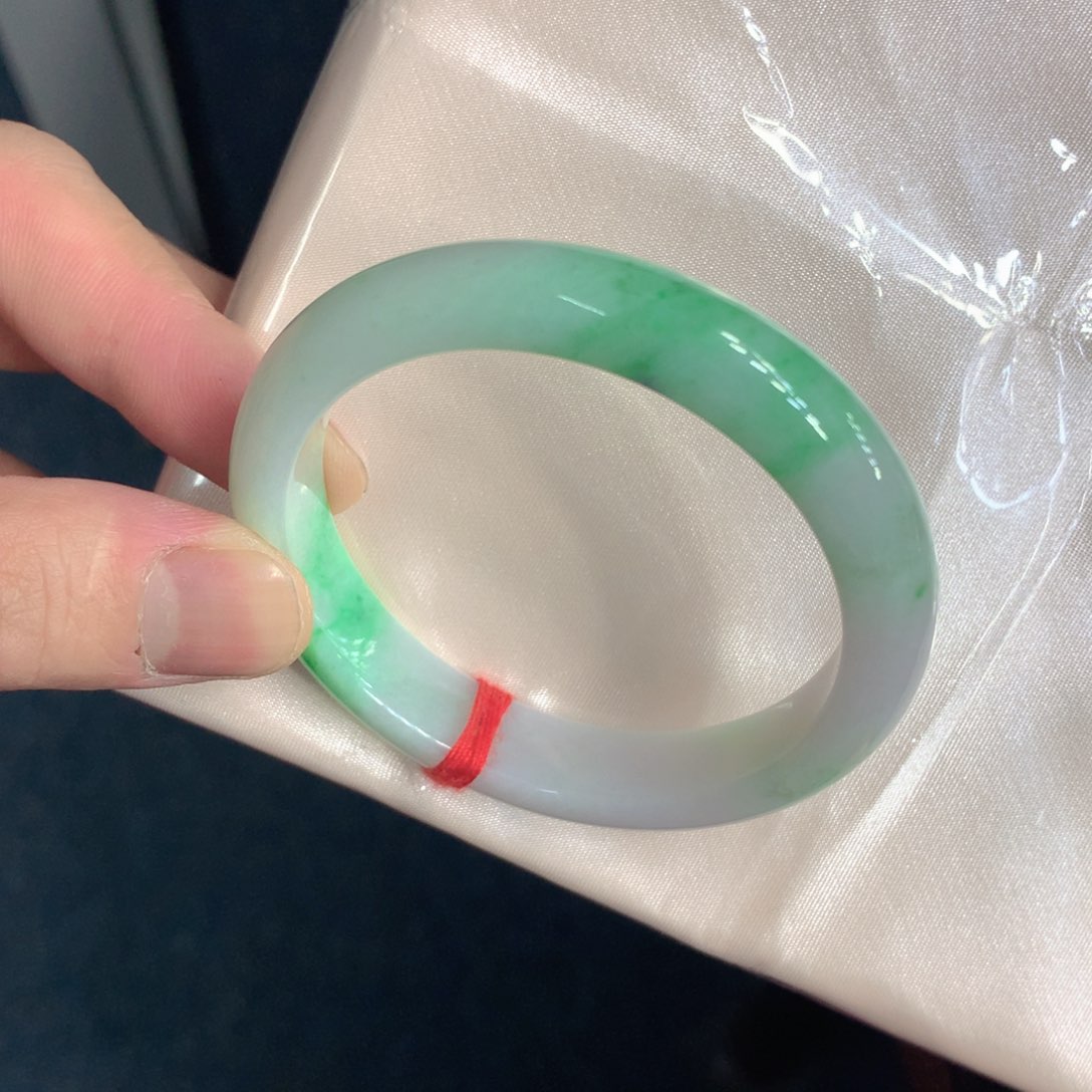 翡翠手镯未镶嵌翡翠