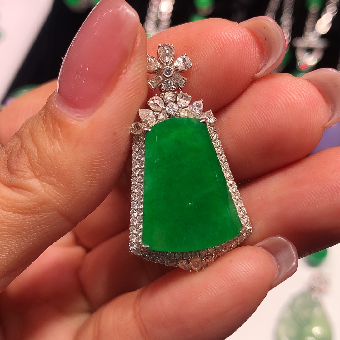 翡翠18K金镶嵌颈饰