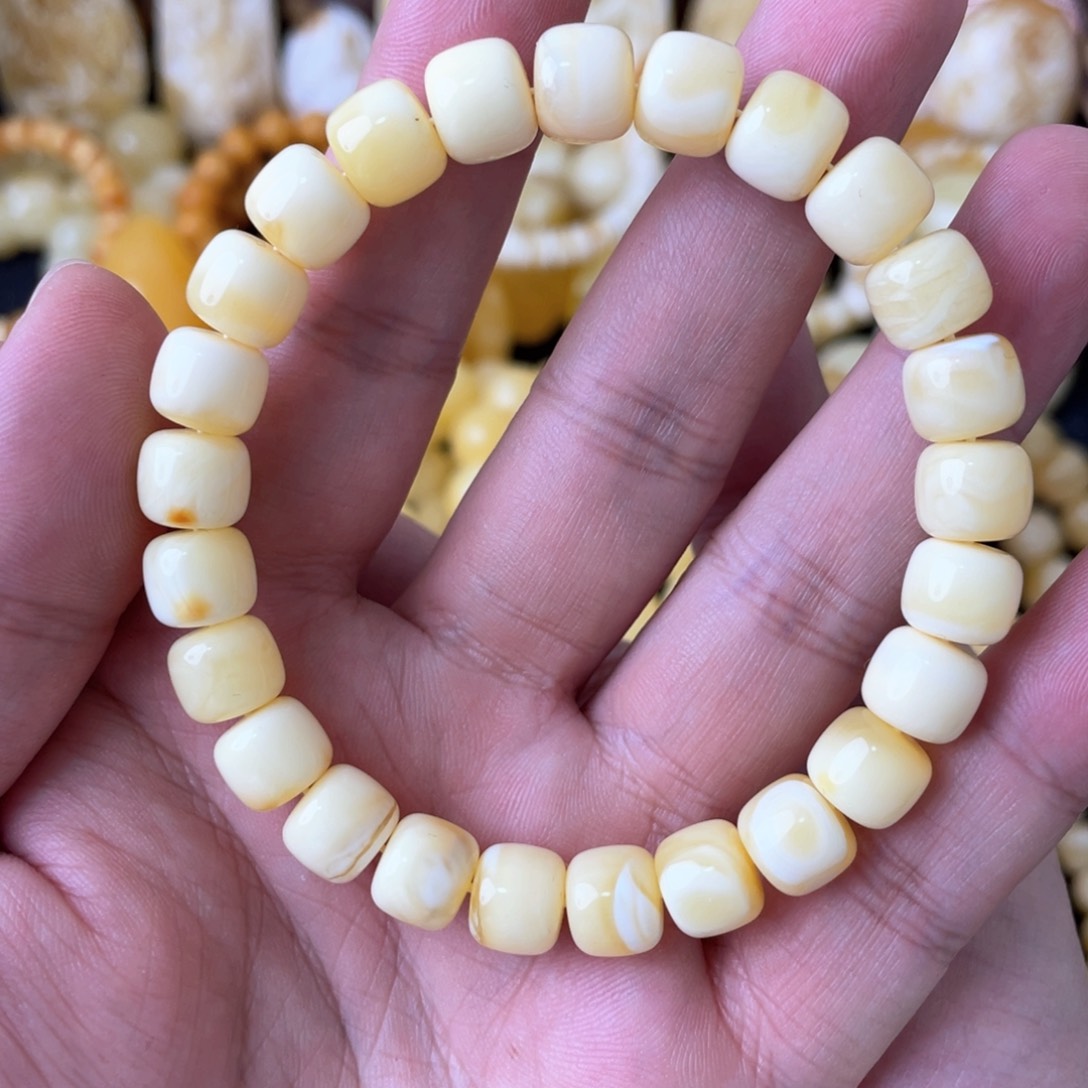 琥珀手串未镶嵌9+俄料浓白蜡妖花精工老型（微瑕）