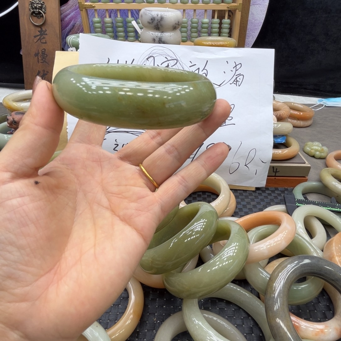 甲***生石英质玉未镶嵌手镯