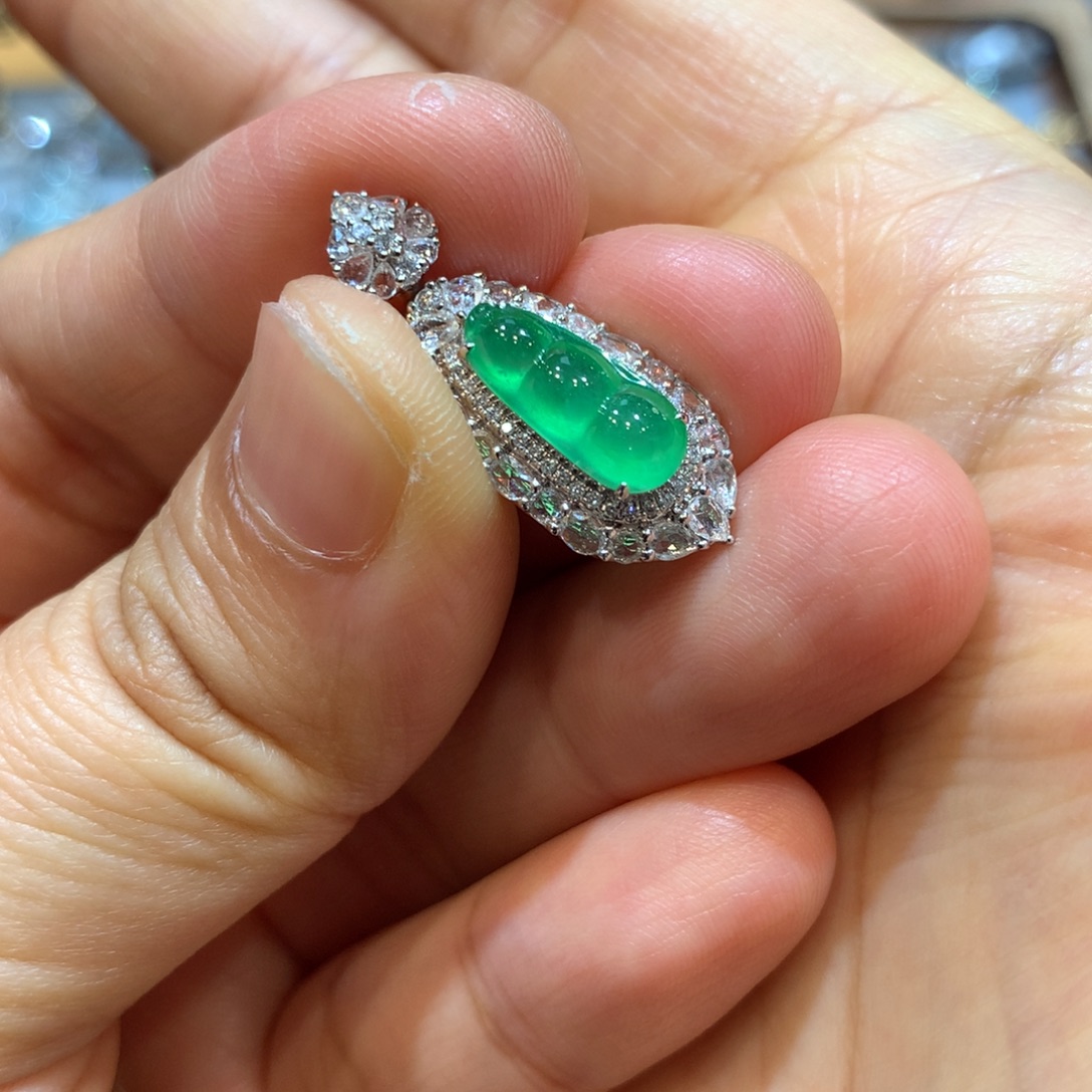 我***晶颈饰18K金镶嵌翡翠吊坠总价2.3万，分单二