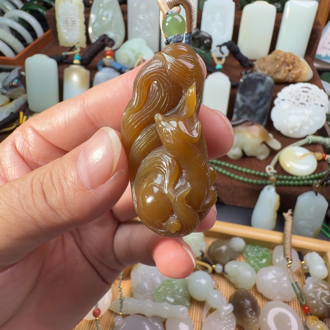 维***亚颈饰未镶嵌和田玉（糖玉）