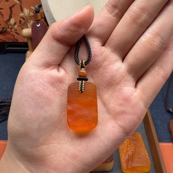 蜜蜡未镶嵌吊坠(赠链)