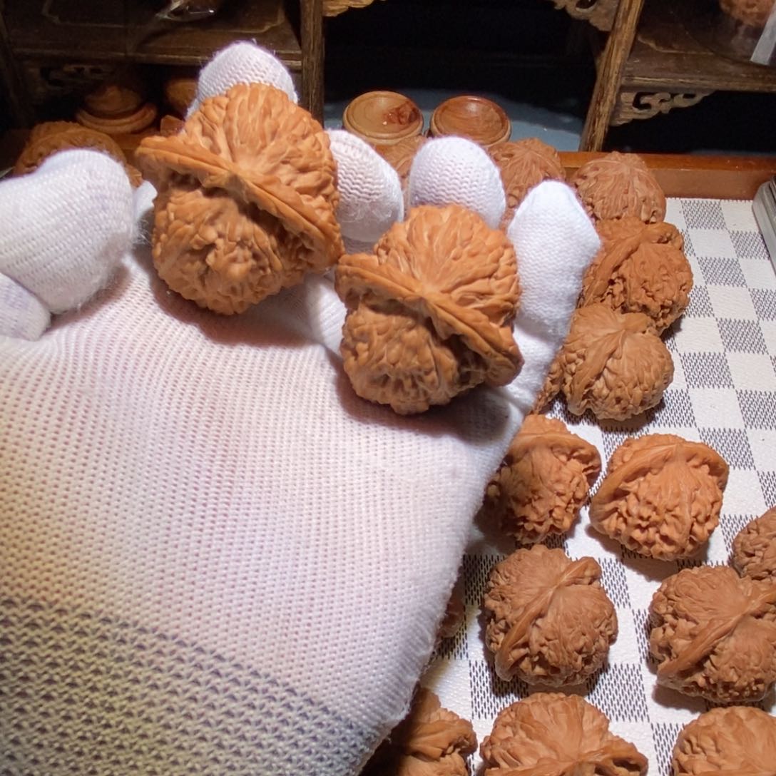 文玩核桃吊坠三角白