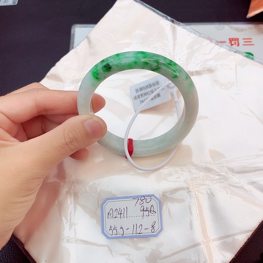 翡翠手镯未镶嵌翡翠