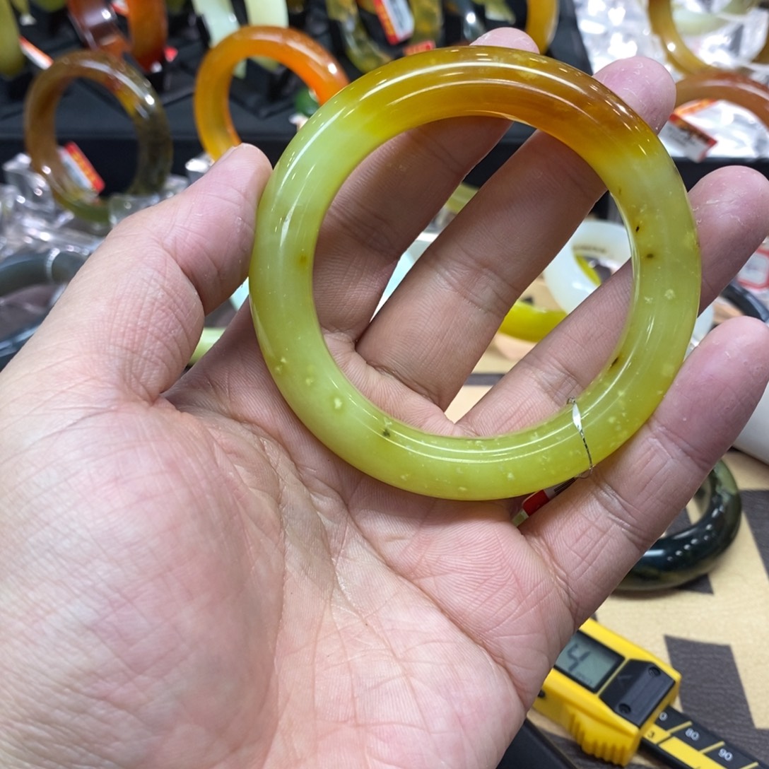 透闪石-蛇纹石玉未镶嵌手镯