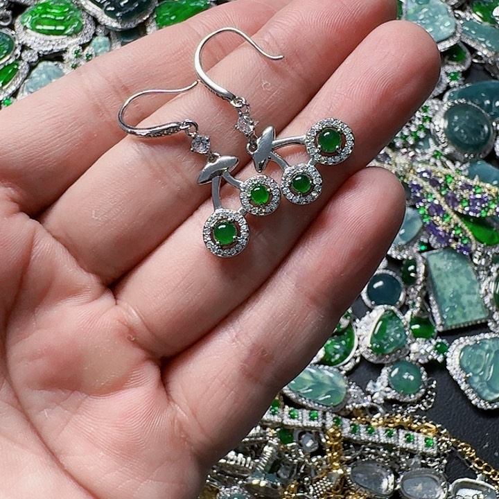 翡翠颈饰未镶嵌天然A货翡翠放漏