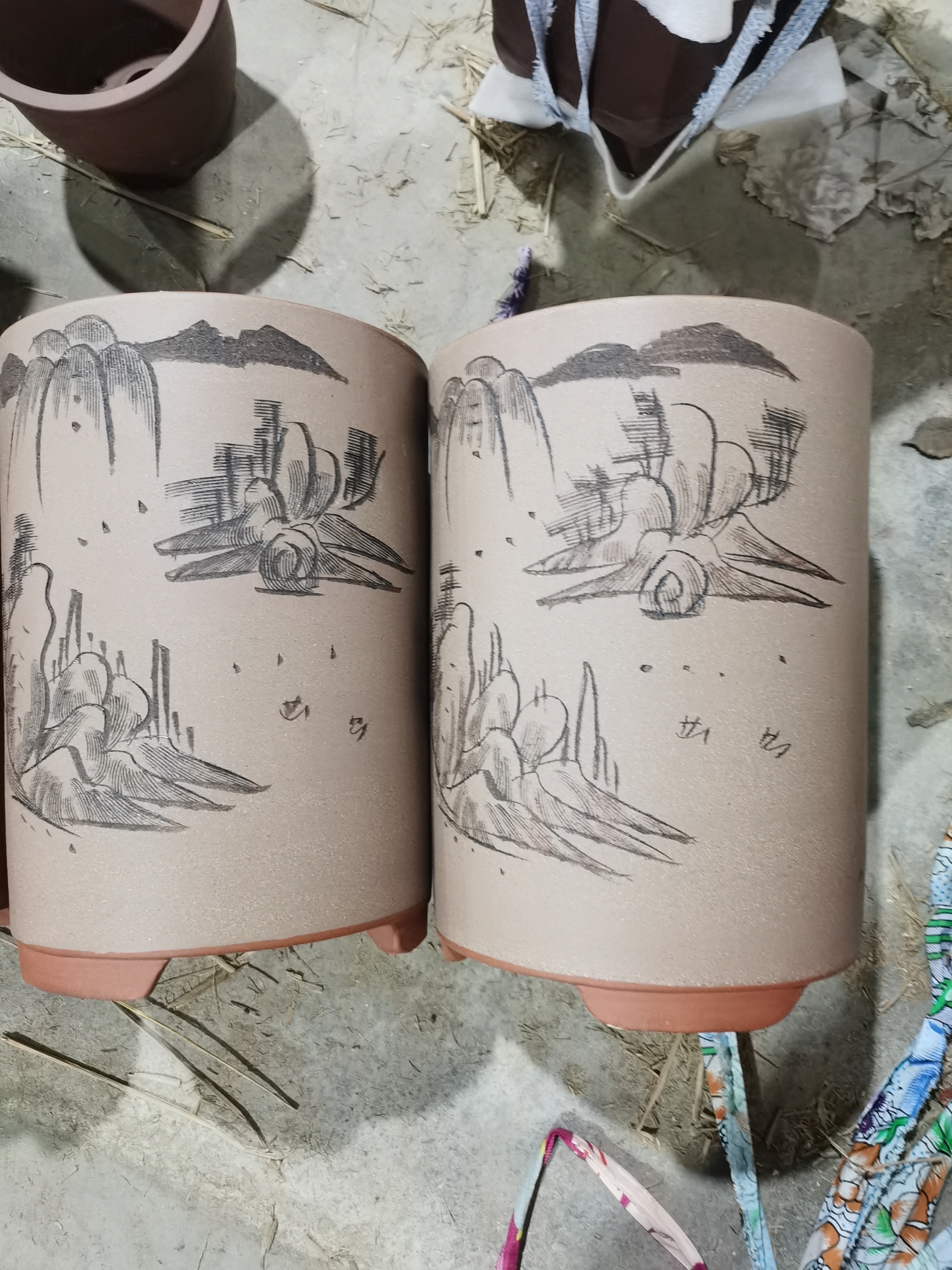 25/34两只大圆筒花盆