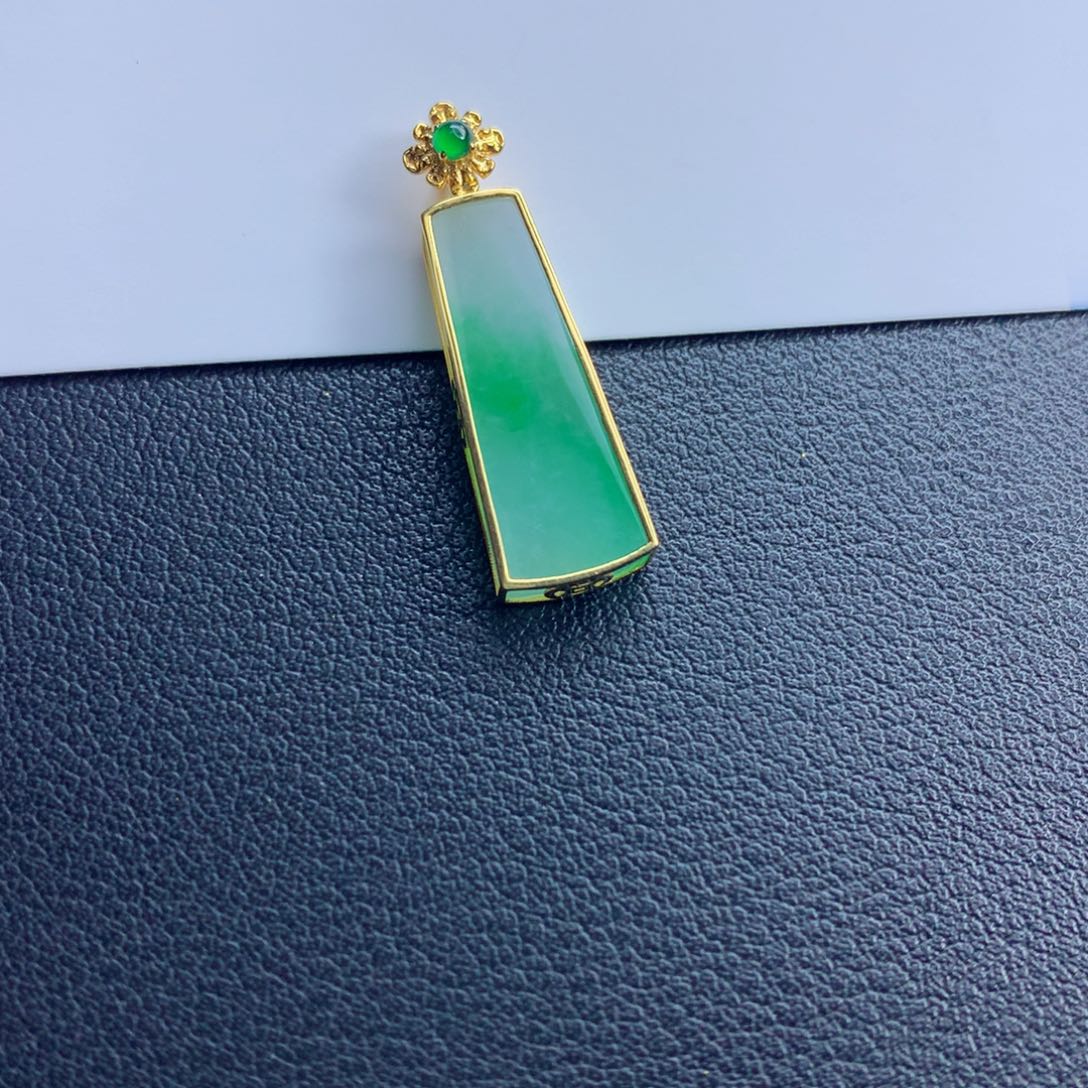 翡翠颈饰未镶嵌无事牌