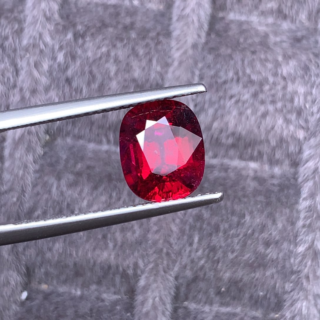 碧玺未镶嵌裸石歌血红色卢比莱3:09克拉