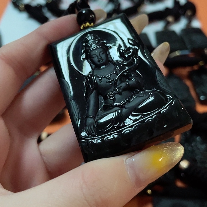 翡翠颈饰未镶嵌七*