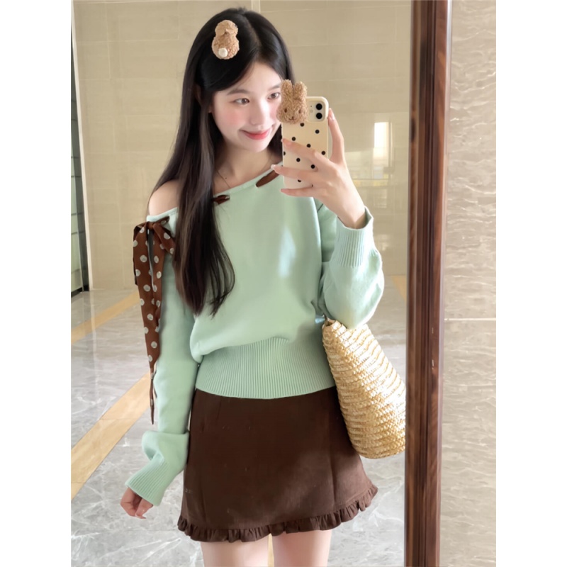 韩系气质奶绿一字肩波点绑带毛衣女秋冬设计感露肩长袖针织上衣服