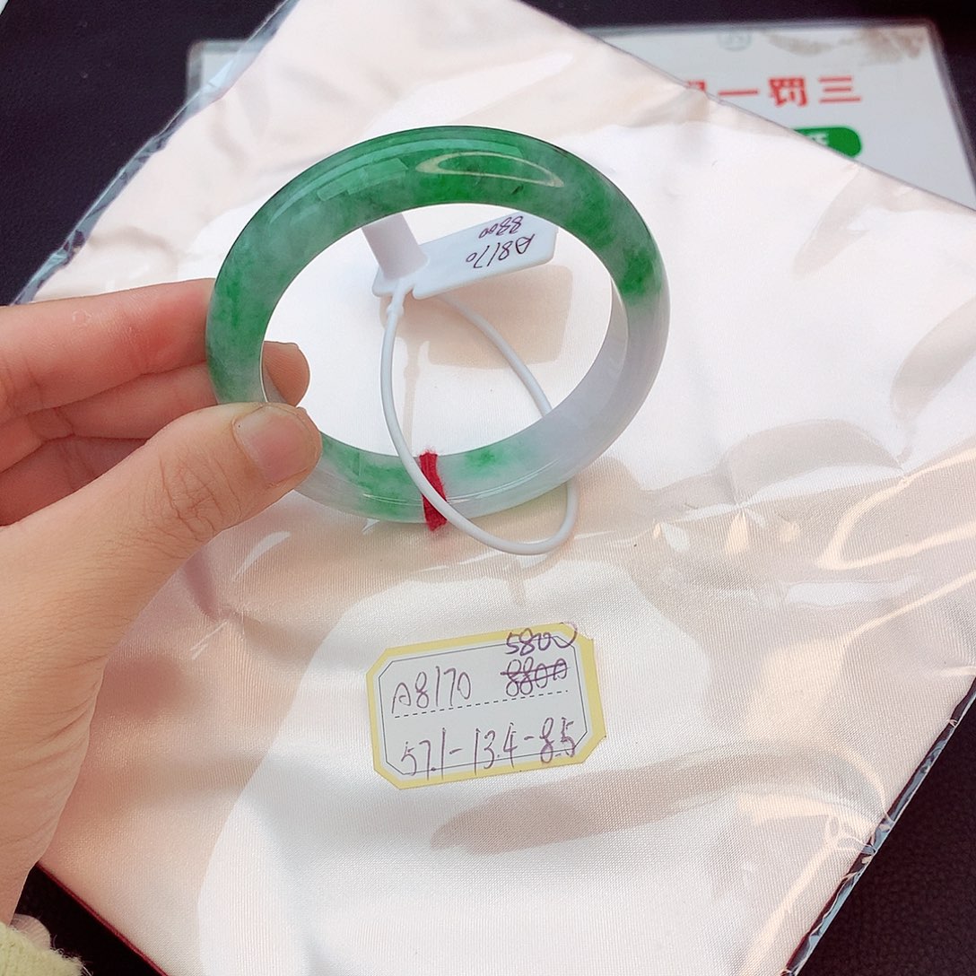 翡翠手镯未镶嵌翡翠