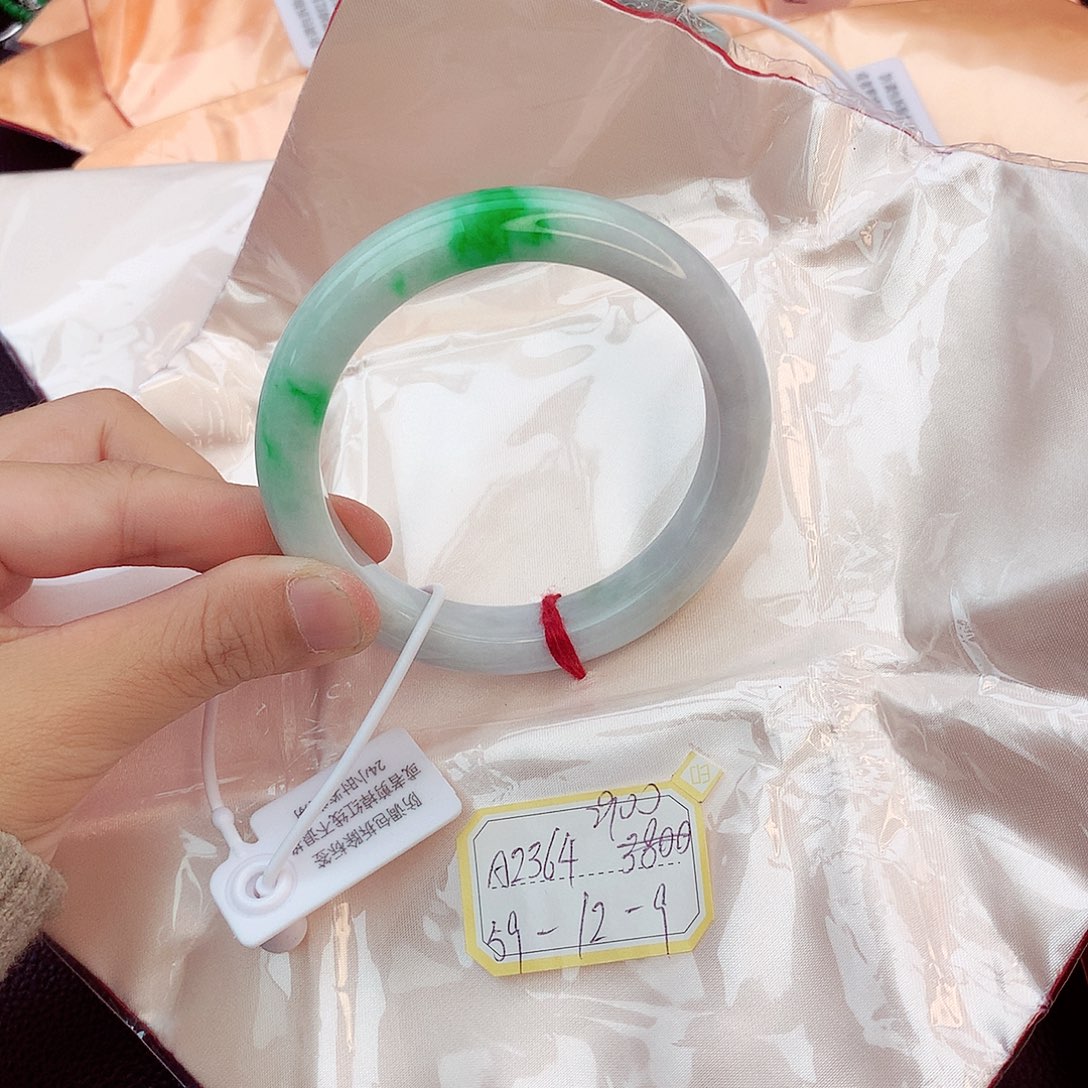 翡翠手镯未镶嵌翡翠