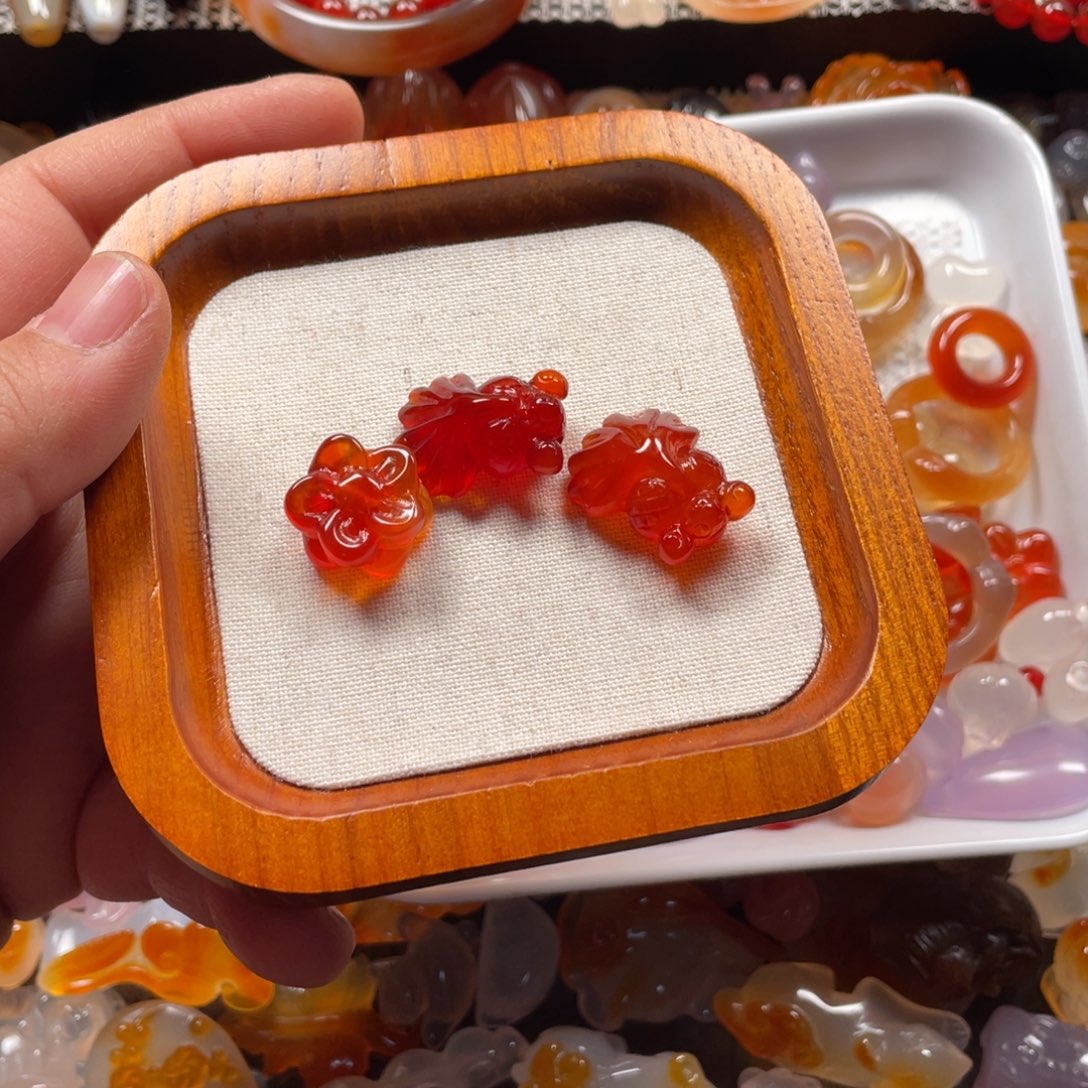 玛瑙/玉髓颈饰未镶嵌所****?