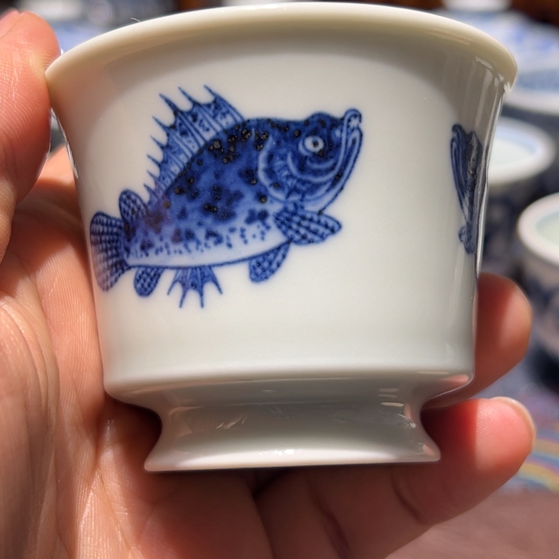 杯卫*城青花三面鳜鱼撇口马蹄杯口径约6.9厘米