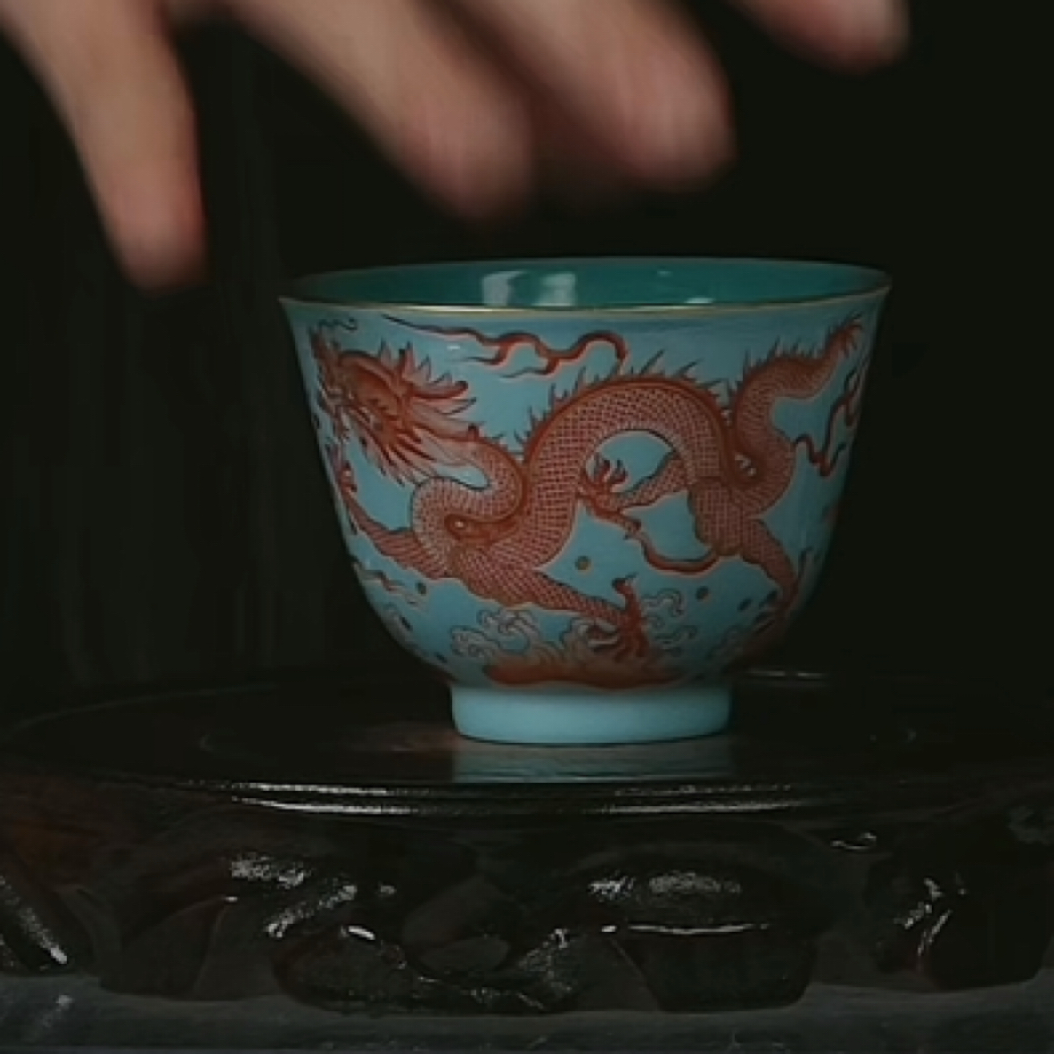 Y松石绿釉矾红描金龙纹杯