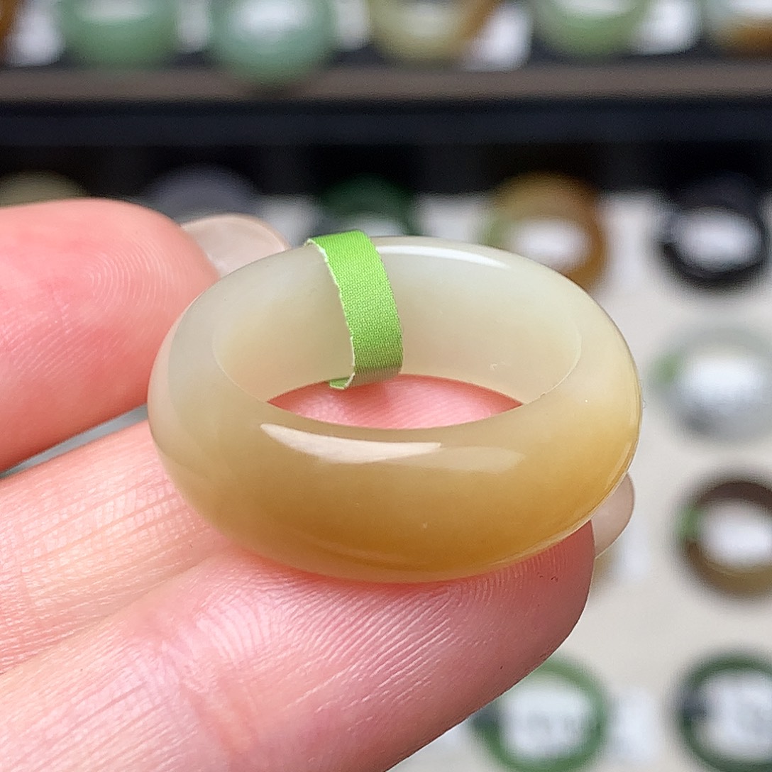 未镶嵌戒指和田玉