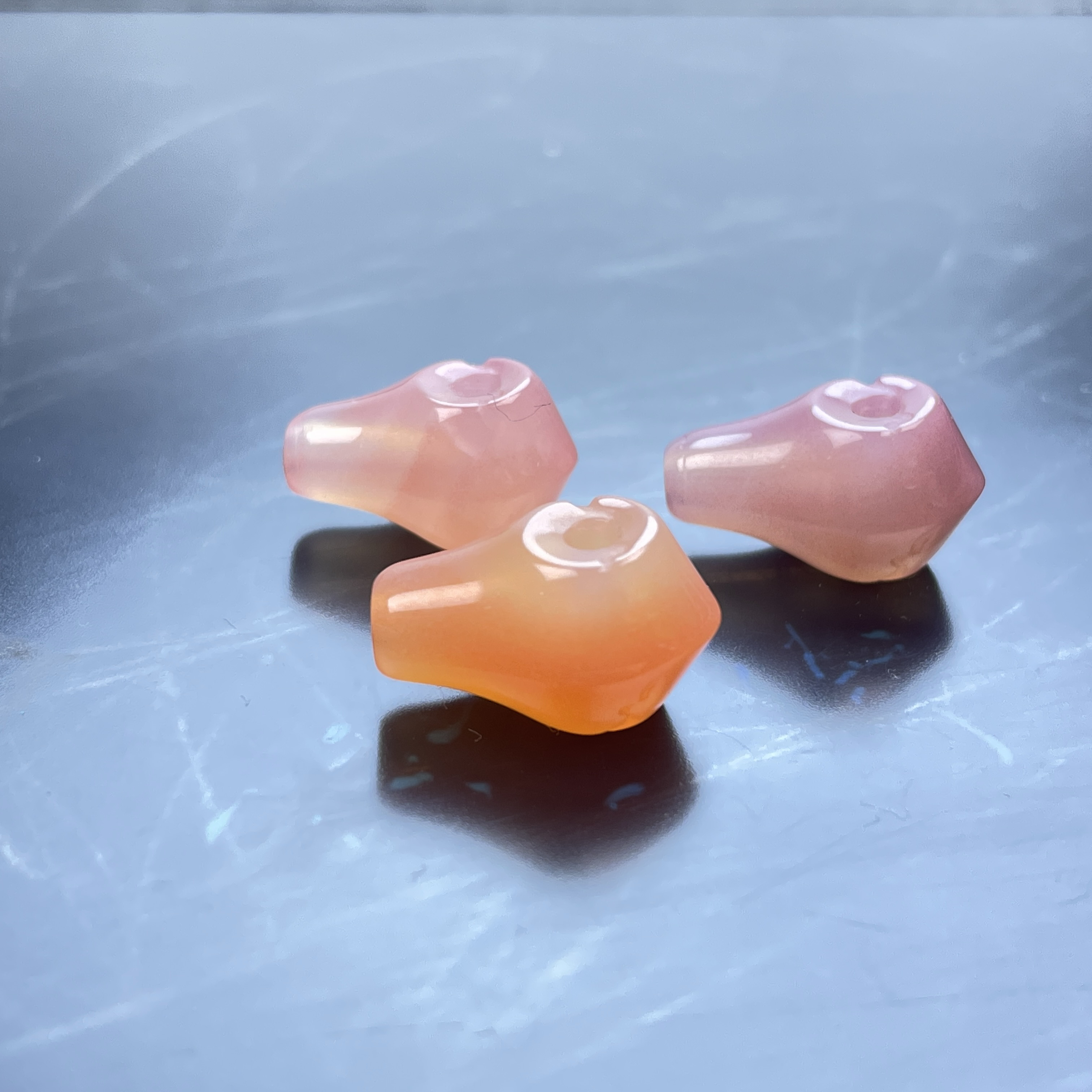 粉糯玛瑙三通微瑕文玩饰品配饰尺寸约10mm高油高密