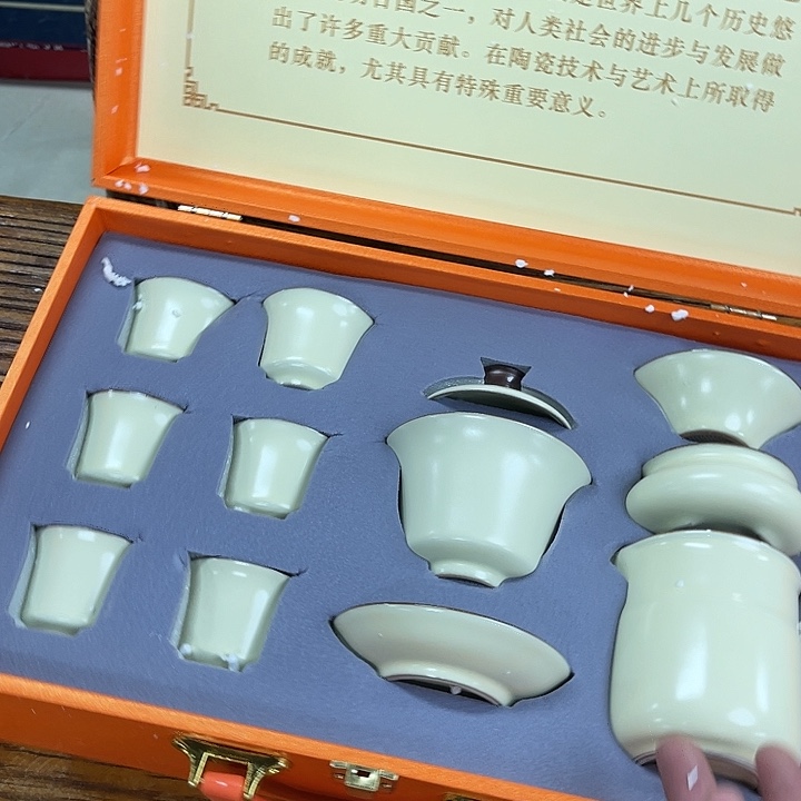 孤品茶具套装等。        