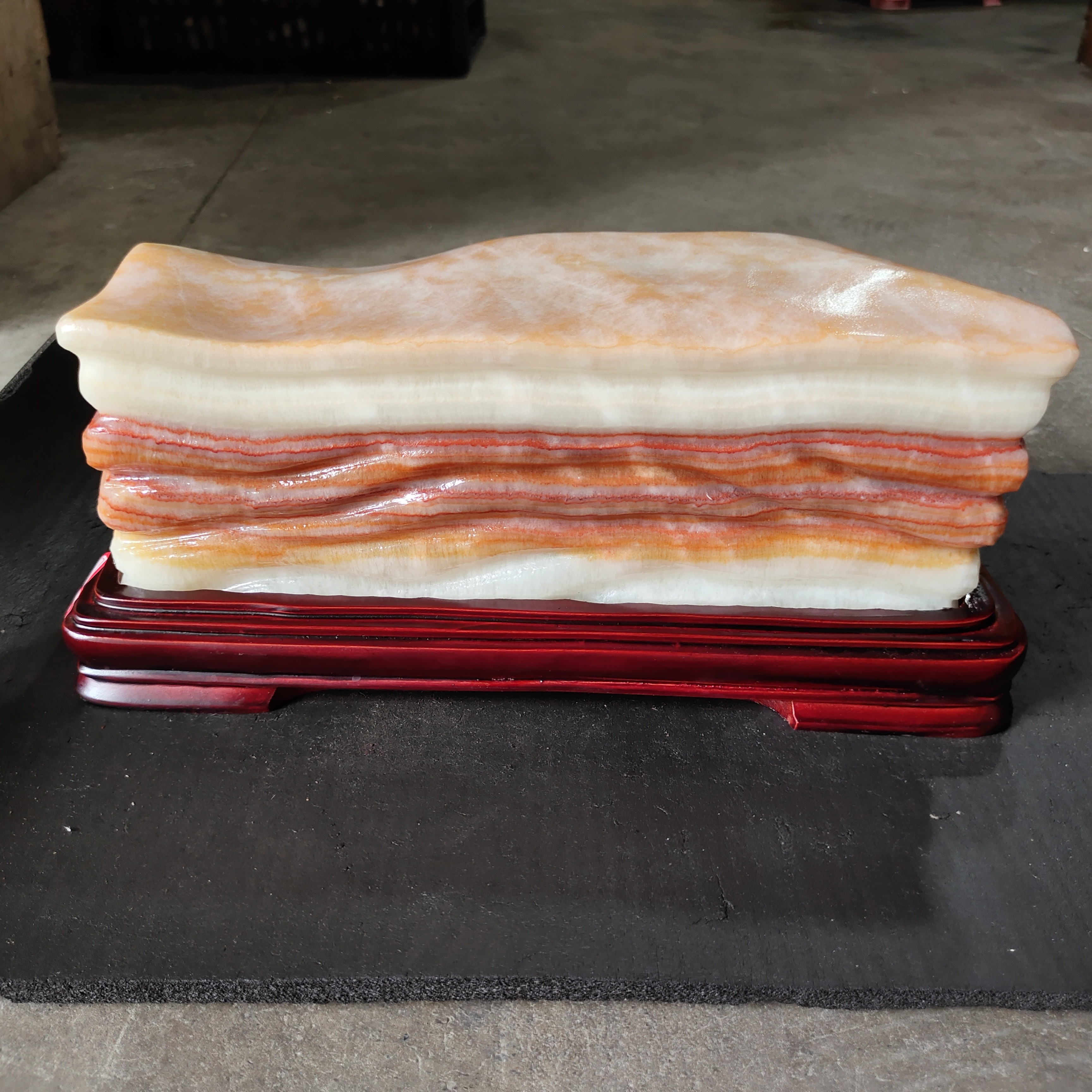 广西天然猪肉石家居摆件。石头长30*8.5*11含座长33高14cm，16.6斤